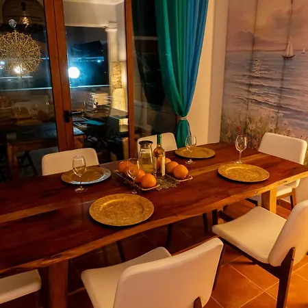 Oceana - Cliffside Retreat